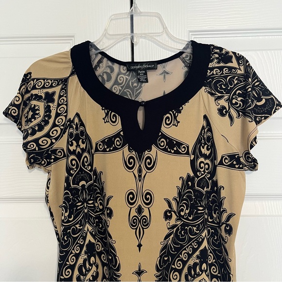 Designers Originals size Petite PM women’s short sleeve tan top w/black design - Picture 7 of 7